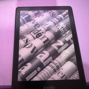 NWOT KINDLE PAPERWHITE SIGNATURE EDITION 32 GB W PURPLE COVER